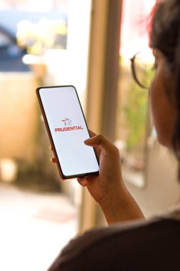 Batı Bangal, Hindistan - 09 Ekim 2021: Telefon ekranında Prudential Financial logo.