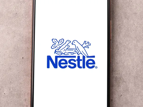 India West Bangal October 2021 Nestle Logo Phone Screen Stock — 스톡 사진