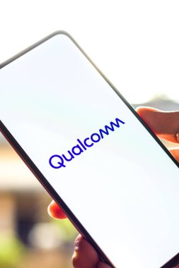 Batı Bangal, Hindistan - 09 Ekim 2021: Telefon ekranında Qualcomm logosu.