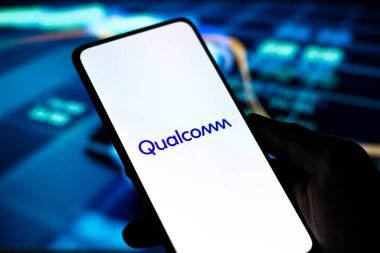 Batı Bangal, Hindistan - 09 Ekim 2021: Telefon ekranında Qualcomm logosu.