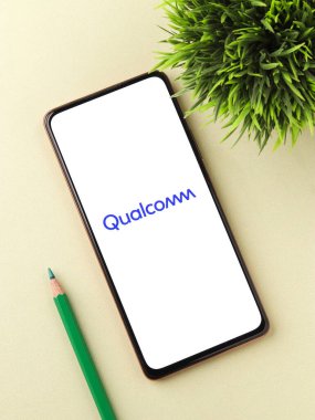 Batı Bangal, Hindistan - 09 Ekim 2021: Telefon ekranında Qualcomm logosu.