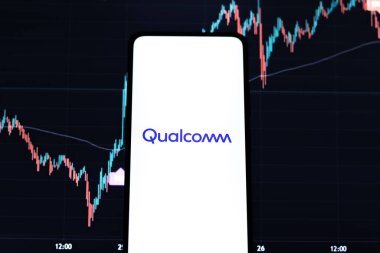 Batı Bangal, Hindistan - 09 Ekim 2021: Telefon ekranında Qualcomm logosu.