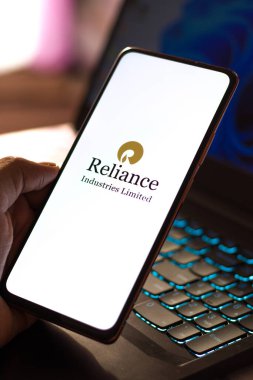 West Bangal, Hindistan - 09 Ekim 2021: Reliance Industries 'in telefon ekranındaki logosu.