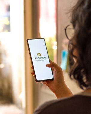 West Bangal, Hindistan - 09 Ekim 2021: Reliance Industries 'in telefon ekranındaki logosu.