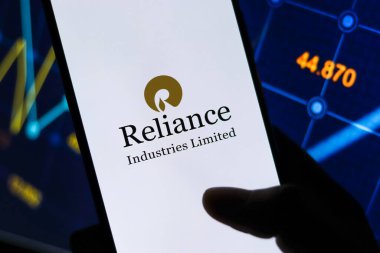 West Bangal, Hindistan - 09 Ekim 2021: Reliance Industries 'in telefon ekranındaki logosu.