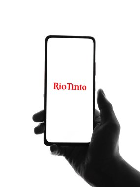 Batı Bangal, Hindistan - 09 Ekim 2021: Rio Tinto telefon ekranı görüntüsü.