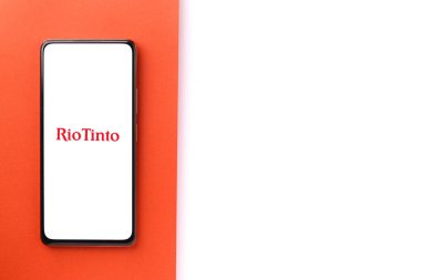 Batı Bangal, Hindistan - 09 Ekim 2021: Rio Tinto telefon ekranı görüntüsü.