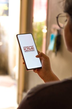 Batı Bangal, Hindistan - 09 Ekim 2021: Telefon ekranında Rossari Biyoteknoloji logosu.