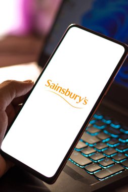 Batı Bangal, Hindistan - 09 Ekim 2021: Sainsbury 'nin telefon ekranındaki logosu.