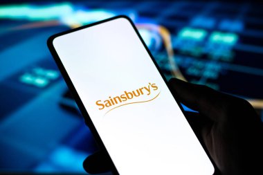 Batı Bangal, Hindistan - 09 Ekim 2021: Sainsbury 'nin telefon ekranındaki logosu.