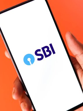 Batı Bangal, Hindistan - 09 Ekim 2021: Hindistan Devlet Bankası logosu telefon ekranı görüntüsünde.