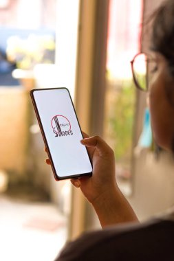 Batı Bangal, Hindistan - 09 Ekim 2021: Telefon ekranı görüntüsünde Sinopec logosu.