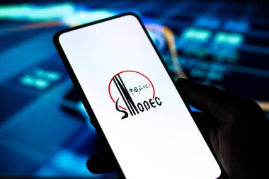 Batı Bangal, Hindistan - 09 Ekim 2021: Telefon ekranı görüntüsünde Sinopec logosu.