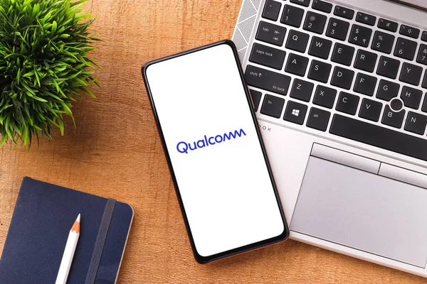 Batı Bangal, Hindistan - 09 Ekim 2021: Telefon ekranında Qualcomm logosu.