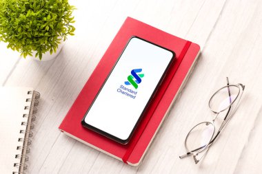 Batı Bangal, Hindistan - 09 Ekim 2021: Telefon ekranı görüntüsünde Standart Sözleşmeli logo.