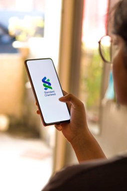 Batı Bangal, Hindistan - 09 Ekim 2021: Telefon ekranı görüntüsünde Standart Sözleşmeli logo.