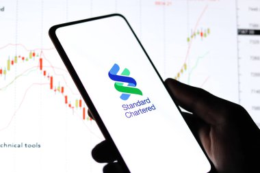 Batı Bangal, Hindistan - 09 Ekim 2021: Telefon ekranı görüntüsünde Standart Sözleşmeli logo.