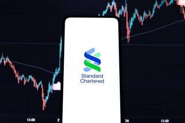 Batı Bangal, Hindistan - 09 Ekim 2021: Telefon ekranı görüntüsünde Standart Sözleşmeli logo.