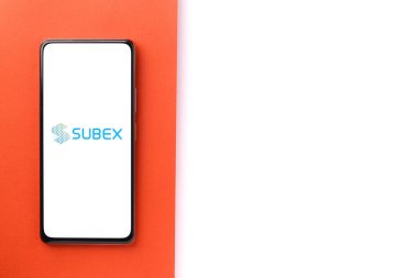 Batı Bangal, Hindistan - 09 Ekim 2021: Telefon ekranı görüntüsünde subex logosu.