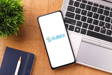 Batı Bangal, Hindistan - 09 Ekim 2021: Telefon ekranı görüntüsünde subex logosu.