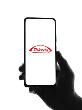 Batı Bangal, Hindistan - 09 Ekim 2021: Telefon ekranı görüntüsünde Takeda logosu.