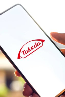 Batı Bangal, Hindistan - 09 Ekim 2021: Telefon ekranı görüntüsünde Takeda logosu.