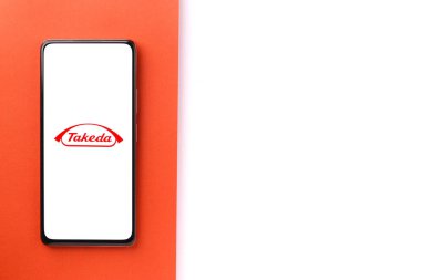 Batı Bangal, Hindistan - 09 Ekim 2021: Telefon ekranı görüntüsünde Takeda logosu.