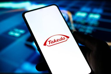 Batı Bangal, Hindistan - 09 Ekim 2021: Telefon ekranı görüntüsünde Takeda logosu.
