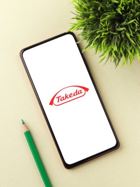 Batı Bangal, Hindistan - 09 Ekim 2021: Telefon ekranı görüntüsünde Takeda logosu.