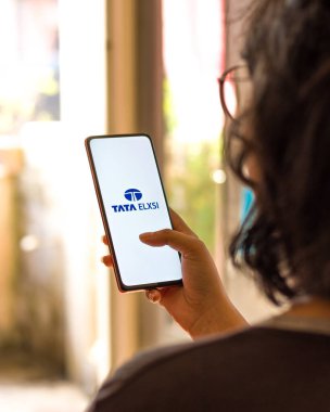 Batı Bangal, Hindistan - 09 Ekim 2021: Telefon ekranında Tata Elxsi logosu.