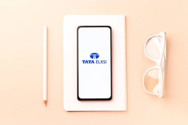 Batı Bangal, Hindistan - 09 Ekim 2021: Telefon ekranında Tata Elxsi logosu.
