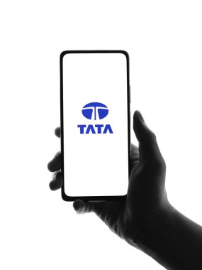 Batı Bangal, Hindistan - 09 Ekim 2021: Telefon ekranında TATA grubu logosu.