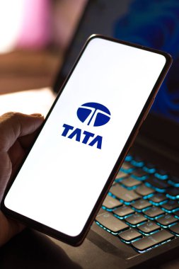 Batı Bangal, Hindistan - 09 Ekim 2021: Telefon ekranında TATA grubu logosu.