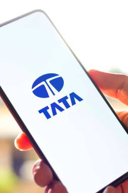 Batı Bangal, Hindistan - 09 Ekim 2021: Telefon ekranında TATA grubu logosu.