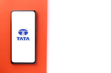 Batı Bangal, Hindistan - 09 Ekim 2021: Telefon ekranında TATA grubu logosu.