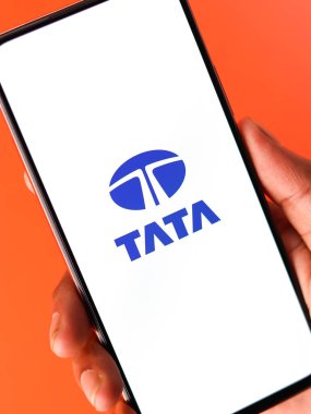 Batı Bangal, Hindistan - 09 Ekim 2021: Telefon ekranında TATA grubu logosu.