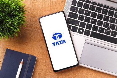 Batı Bangal, Hindistan - 09 Ekim 2021: Telefon ekranında TATA grubu logosu.
