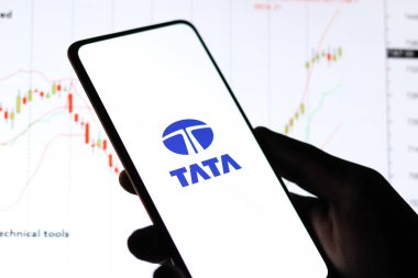 Batı Bangal, Hindistan - 09 Ekim 2021: Telefon ekranında TATA grubu logosu.