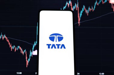 Batı Bangal, Hindistan - 09 Ekim 2021: Telefon ekranında TATA grubu logosu.