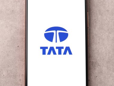 Batı Bangal, Hindistan - 09 Ekim 2021: Telefon ekranında TATA grubu logosu.