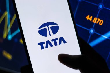 Batı Bangal, Hindistan - 09 Ekim 2021: Telefon ekranında TATA grubu logosu.