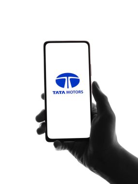 Batı Bangal, Hindistan - 09 Ekim 2021: Tata Motor logosu telefon ekranı görüntüsünde.