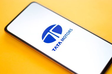 Batı Bangal, Hindistan - 09 Ekim 2021: Tata Motor logosu telefon ekranı görüntüsünde.