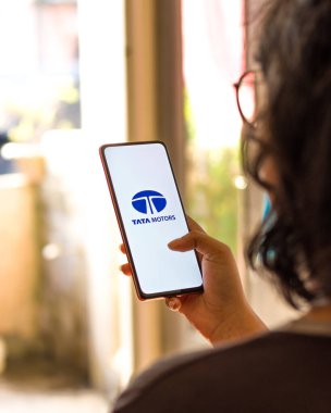 Batı Bangal, Hindistan - 09 Ekim 2021: Tata Motor logosu telefon ekranı görüntüsünde.