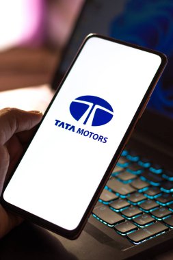 Batı Bangal, Hindistan - 09 Ekim 2021: Tata Motor logosu telefon ekranı görüntüsünde.