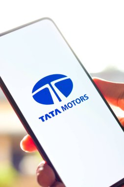 Batı Bangal, Hindistan - 09 Ekim 2021: Tata Motor logosu telefon ekranı görüntüsünde.