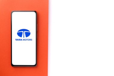 Batı Bangal, Hindistan - 09 Ekim 2021: Tata Motor logosu telefon ekranı görüntüsünde.