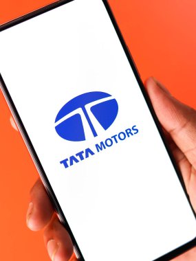 Batı Bangal, Hindistan - 09 Ekim 2021: Tata Motor logosu telefon ekranı görüntüsünde.