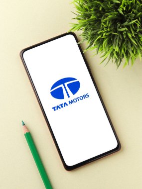 Batı Bangal, Hindistan - 09 Ekim 2021: Tata Motor logosu telefon ekranı görüntüsünde.