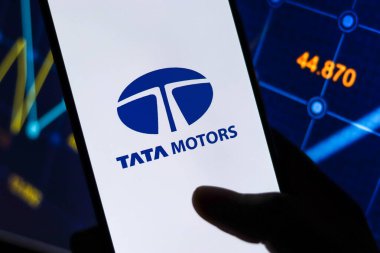 Batı Bangal, Hindistan - 09 Ekim 2021: Tata Motor logosu telefon ekranı görüntüsünde.